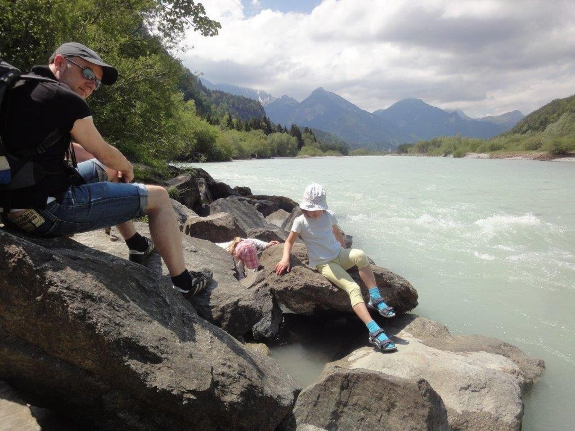 Vater mit Kind am Flussufer
