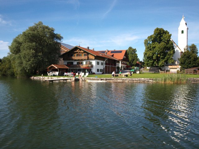 Lage am direkten Ufer des Riegsees