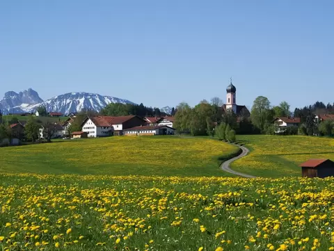 Ortsansicht Seeg im Allgäu im Frühling