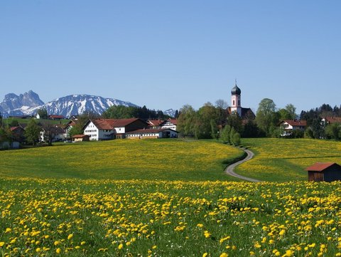 Ortsansicht Seeg im Allgäu im Frühling