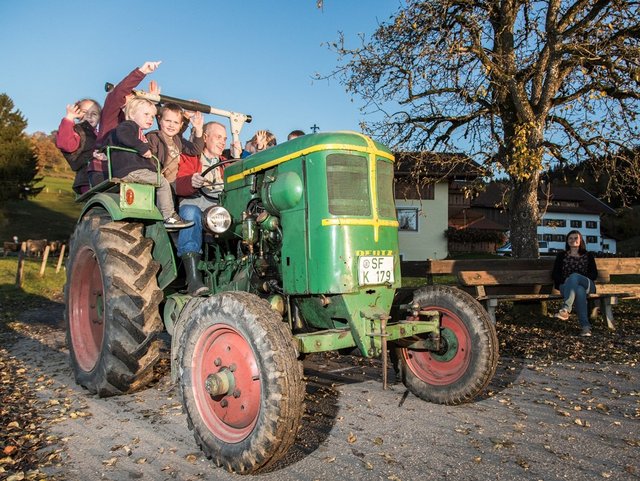 Bauernhoferlebnis mit Traktorfahren im Allgäu