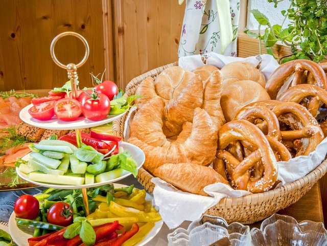 Frühstücksbuffet im Frühstücksraum auf dem Bauernhof