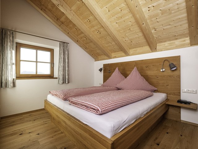 Schlafzimmer der Ferienwohnung auf dem Biohof Stadler in Unterthingau