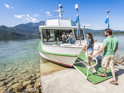 Zustieg auf das Schiff © T. Kujat Mit dem motorisiertem Schiff auf dem Kochelsee fahren
