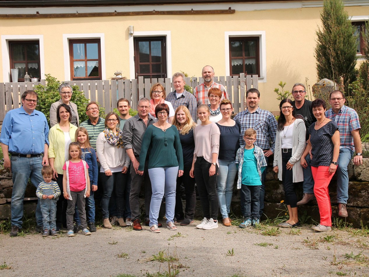 Gruppenfoto aller Gastgeberfamilien der Kinderland Frankenhöfe