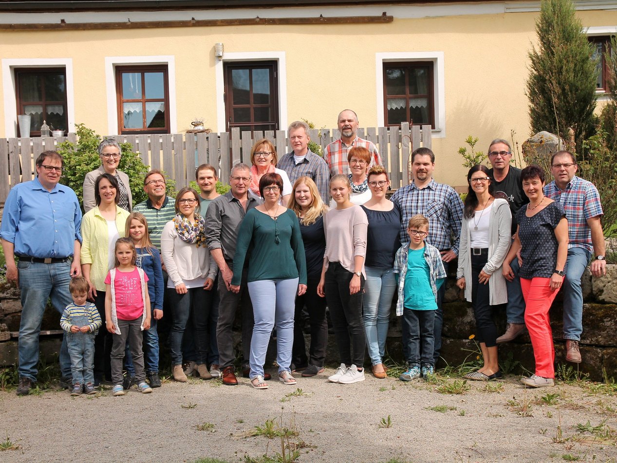 Gruppenfoto Kinderland Frankenhöfe © Kinderland Frankenhöfe Gruppenfoto aller Gastgeberfamilien der Kinderland Frankenhöfe