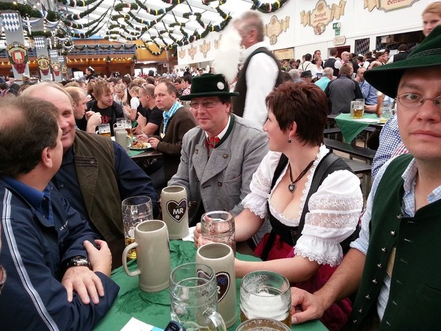 Lustig ist`s im Bierzelt im Münchner Umland