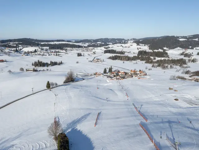 Luftaufnahme des Hofes neben dem Skigebiet