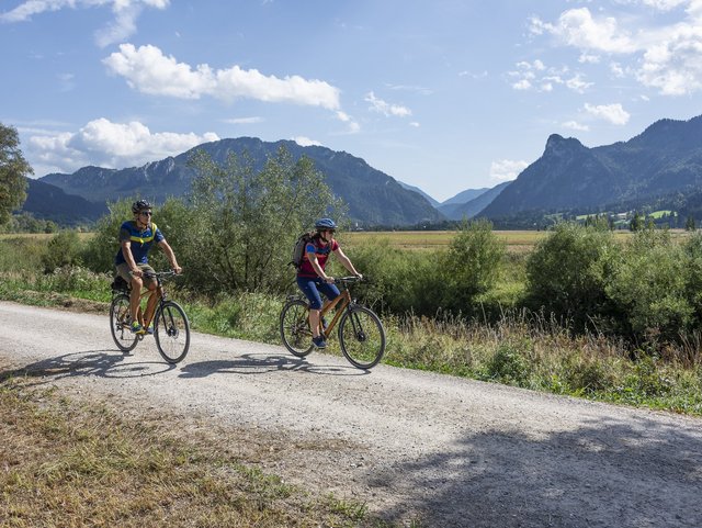 Radfahren am Fuße der Berge