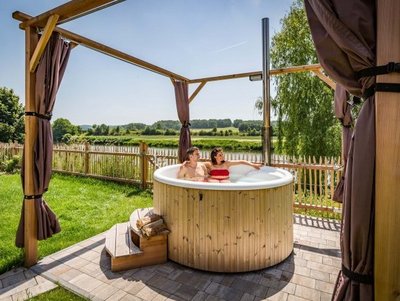 Ferienhof Dirnberger direkt am Regen © Ferienhof Dirnberger Besonderes Urlaubserlebnis am Regen: Baden im HotTub
