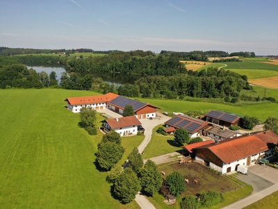 Hof direkt am See © Rinser See-Hof Hofansicht von Oben direkt am See