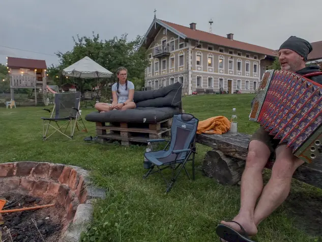 Abends gemeinsam am Lagerfeuer