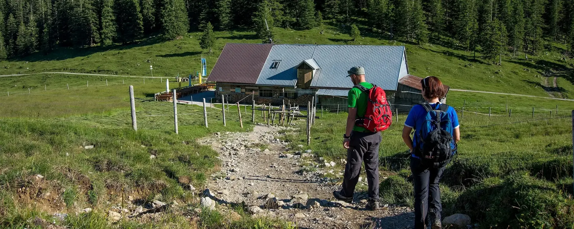 Wandern in den Bergen und übernachten auf der Alm