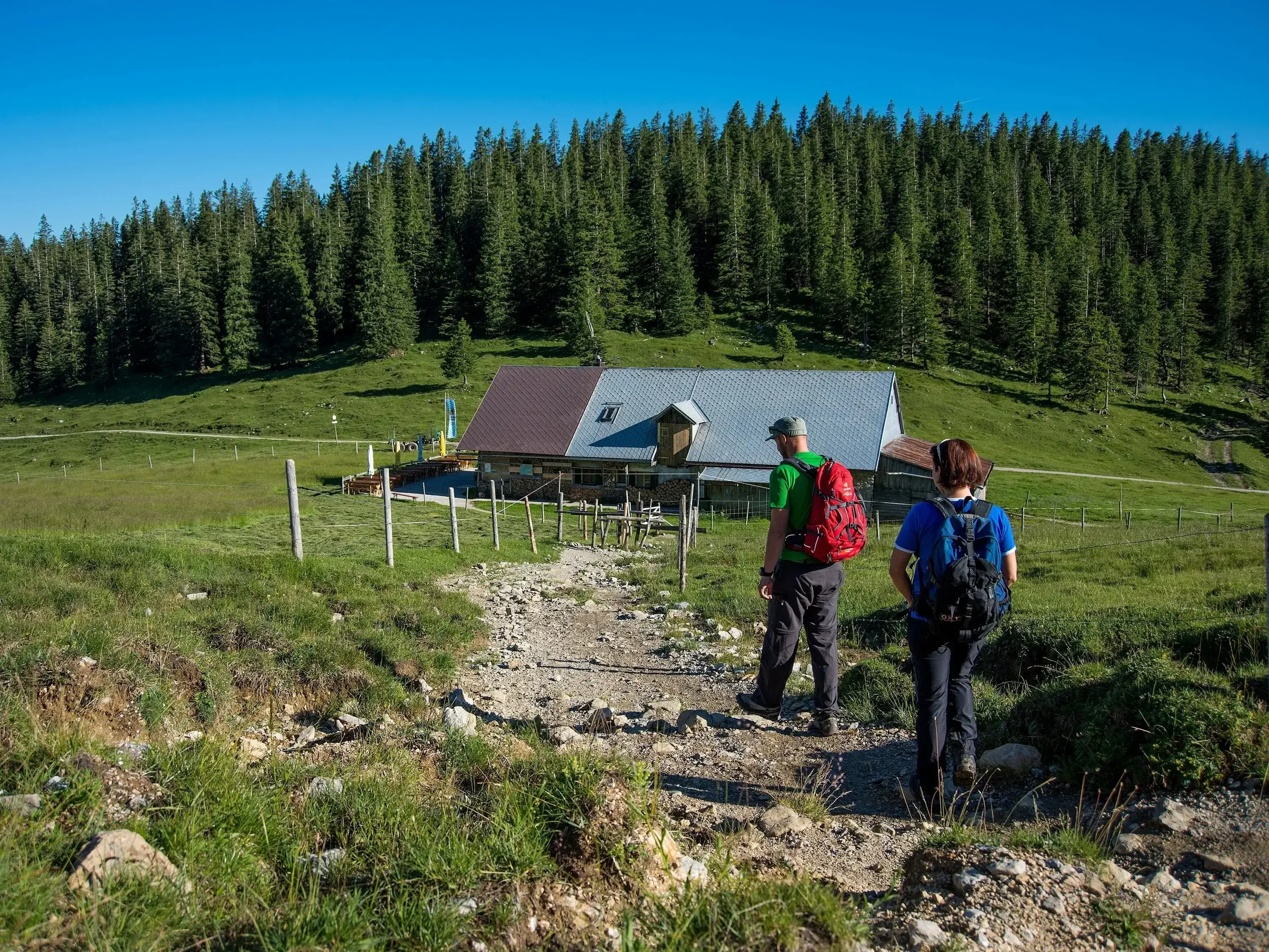 Wandern in den Bergen und übernachten auf der Alm