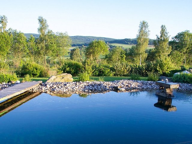 Naturwasserpool mit Saunahaus auf dem Birkholmhof im Bayerischen Wald