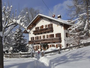 Spaß mit den Schneemassen im Urlaub auf dem Bauernhof