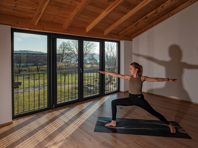 Hannah Gramminger im Yogastudio des Sailerhof mit Seeblick