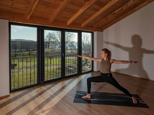 Im Yogastudio des Sailerhofs - © Andreas Kern Hannah Gramminger im Yogastudio des Sailerhof mit Seeblick