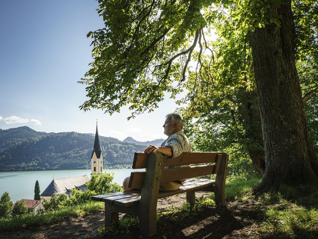 Bank mit Blick auf den Schliersee