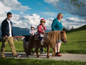 Ausritte mit den Eltern auf dem Bauernhof im Bayern