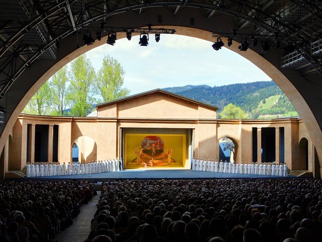 Blick auf die Passionstheaterbühne mit geöffnetem Dach