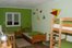 Einladende Kinderzimmer mit drei Betten