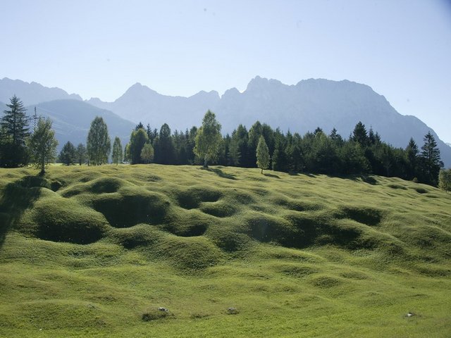 Einzigartig in Bayern…die Buckelwiesen zwischen Mittenwald und Krün. Entdecken Sie diese Besonderheit doch bei einer gemütlichen Wanderung in der Alpenwelt Karwendel.