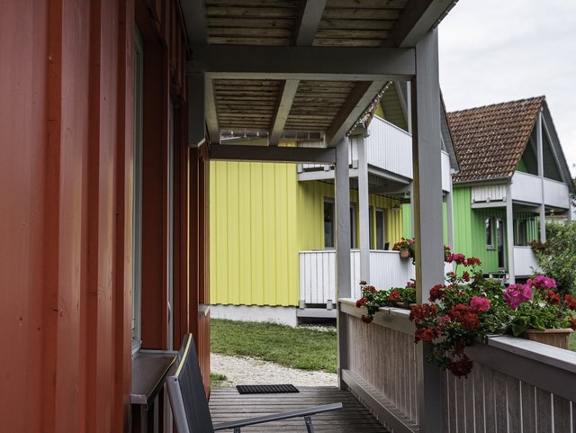 Das Feriendorf besteht aus vier bunten Häusern im Fränkischen Seenland