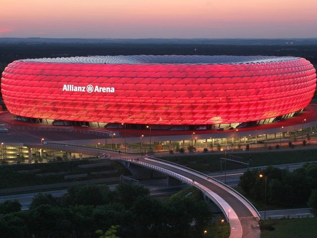 Die Allianz Arena und die in ihr beheimatete FC Bayern Erlebniswelt bieten die perfekte Kombination für einen München-Trip. Egal, ob Besucher die Landeshauptstadt als Haupt-Reiseziel wählen oder aber sie auf der Durchreise in den Süden passieren: Gänzjährig und täglich lädt eines der schönsten Fußballstadien der Welt zum Verweilen ein. In optimaler Lage, unmittelbar an der A9 und durch die U-Bahn-Linie 6 mit der Innenstadt vernetzt, vereinen sich in München-Fröttmanning Architektur, Kultur und Sport zu purer Faszination. Ein Muss für jeden München-Gast!