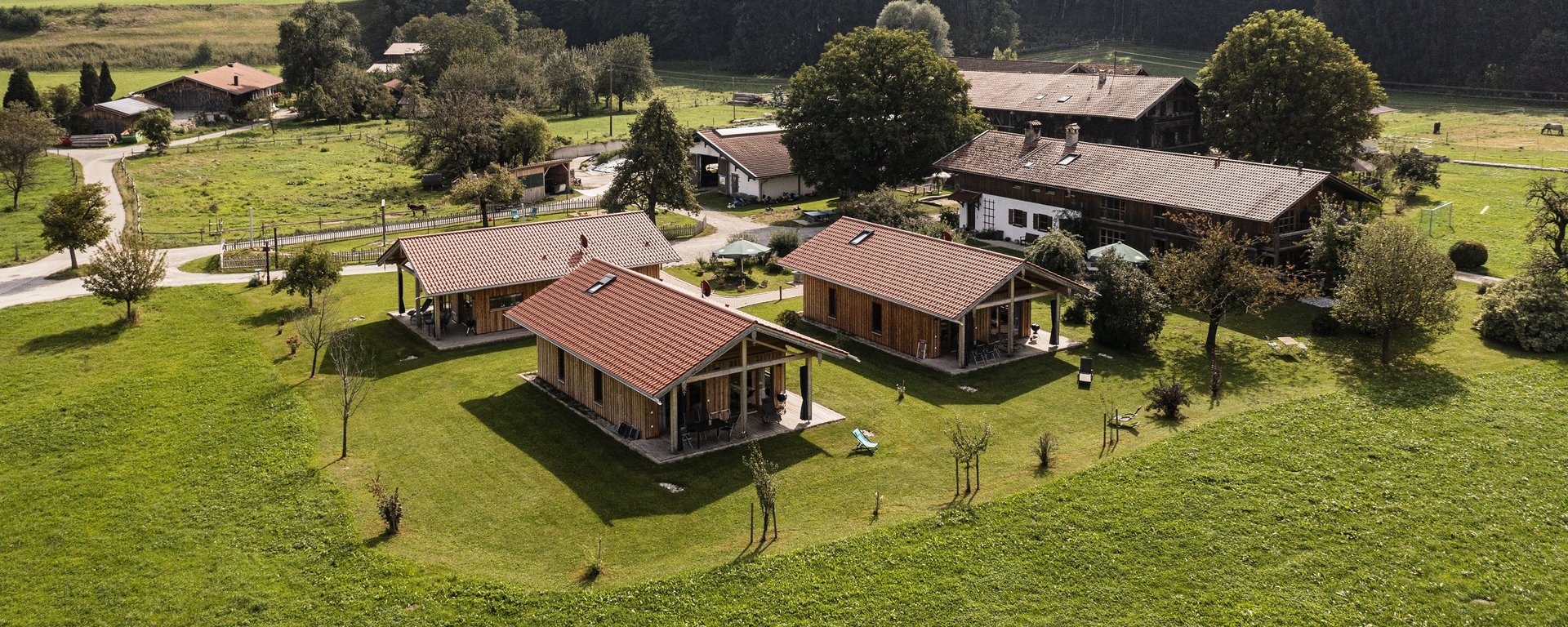 Die Chalets auf dem Bauernhof von oben auf dem Niederauer-Hof