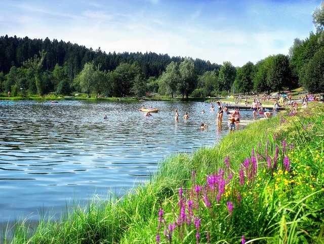 Ufer des Rannasees mit Badegästen