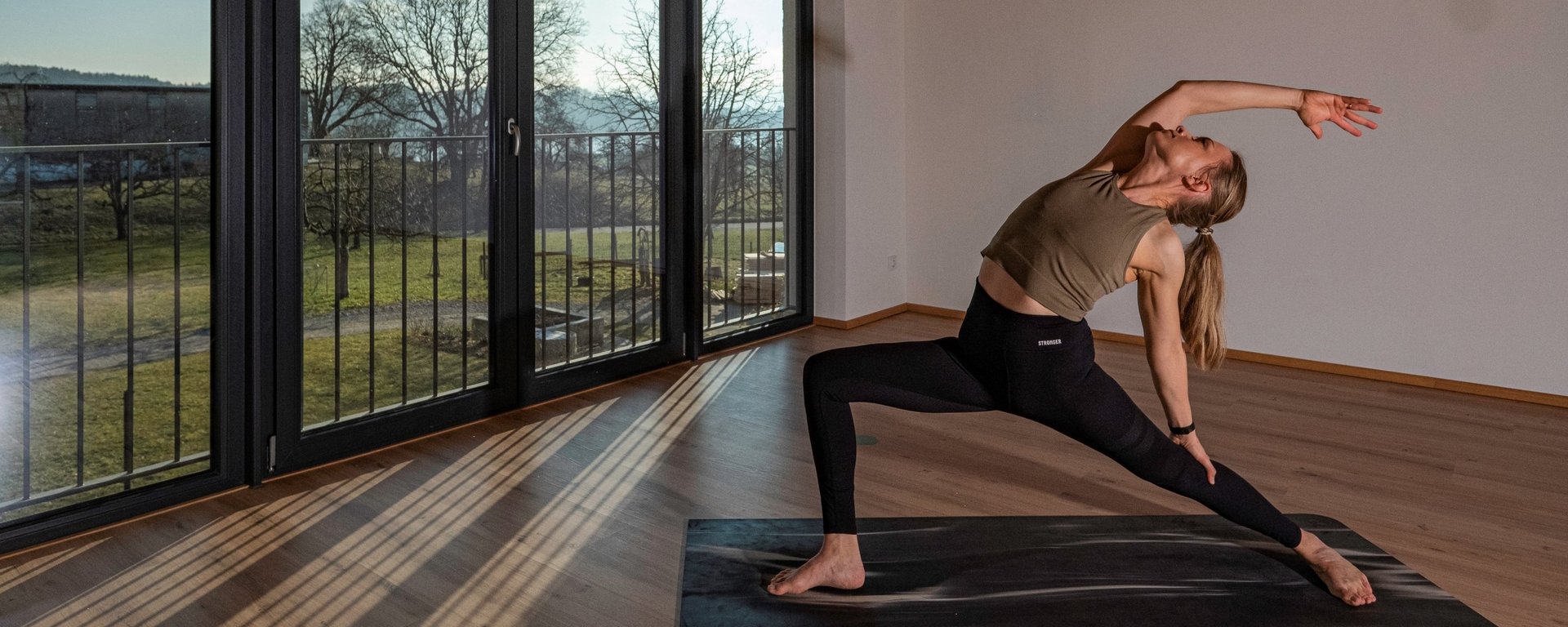 Yoga auf dem Bauernhof im Yogastudio des Sailerhof mit Seeblick