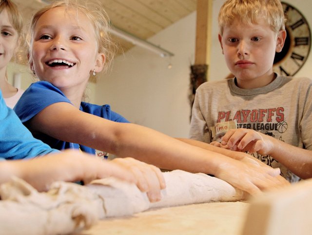 Brot backen für Kinder auf dem Erlebnishof
