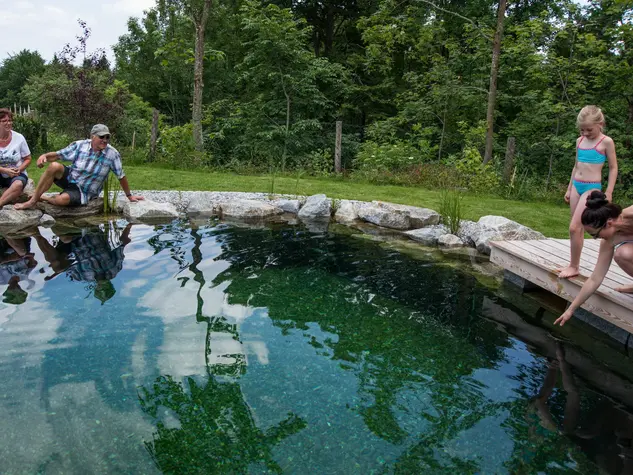 großeltern und enkel am Schwimmteich