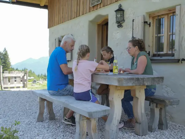 - © Andreas Kern Brotzeit vor der eigenen Alm