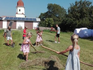 Kinder helfen auf dem Feld beim Ferienhof Veit