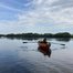 Mit den Freunden auf dem hauseigenen Ruderboot fahren