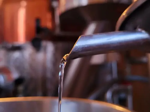 Brennanlage mit frisch gebranntem Schnaps