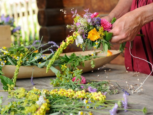 Traditionelles bayerisches Handwerk Binden von Kräutern zu Kräuterbuschen auf dem Bauernhof in der Region Chiemsee