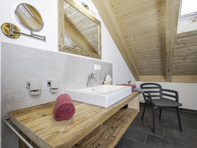 Badezimmer in der Ferienwohnung auf dem Biohof Stadler in Unterthingau