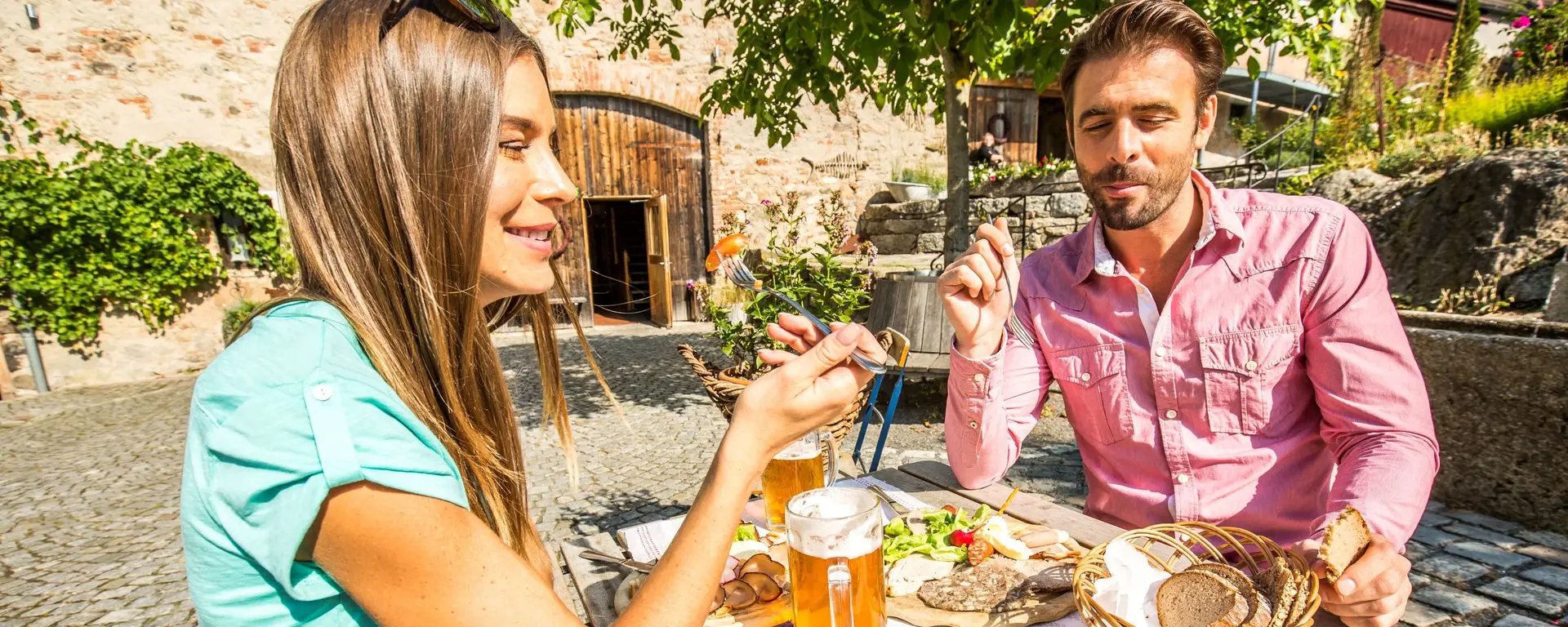 Brotzeit und typisches untergäriges Zoigl-Bier am Schafferhof im Oberpfälzer Wald