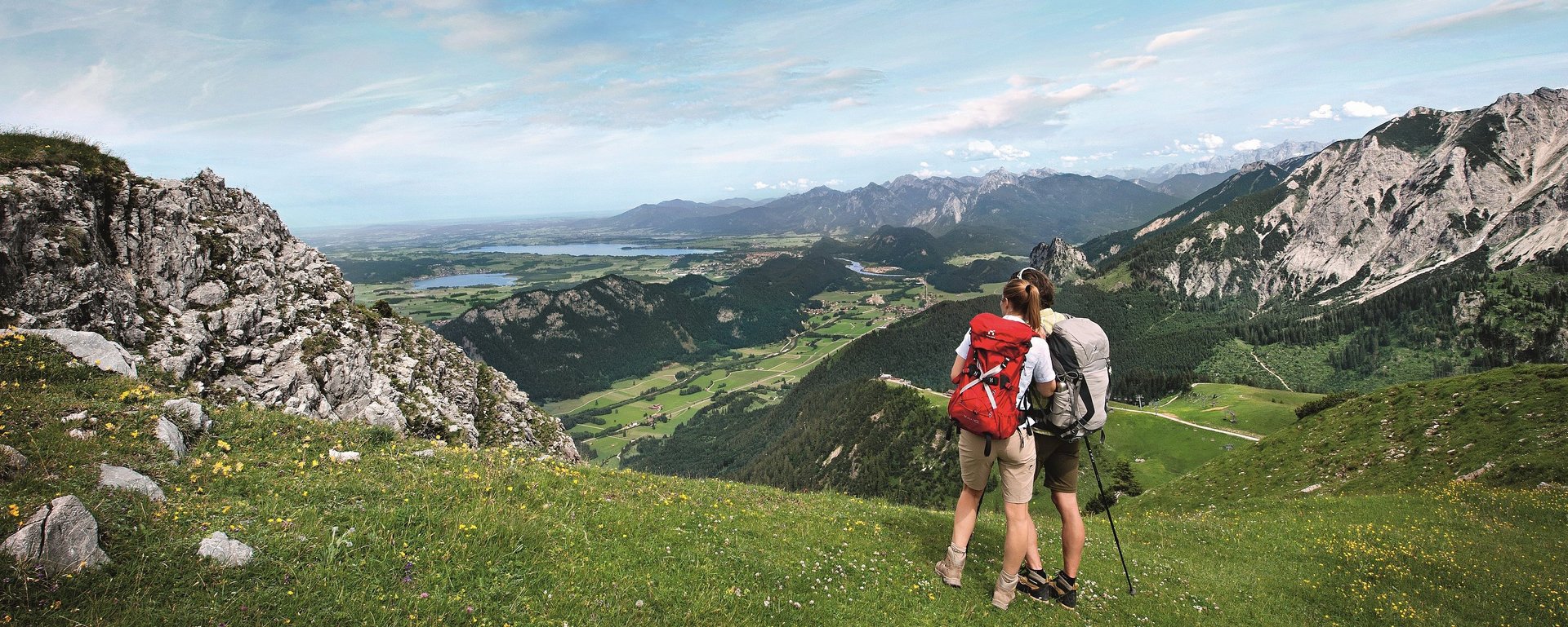 Paar beim Wandern in den Allgäuer Alpen mit Panoramablick