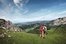Paar beim Wandern in den Allgäuer Alpen mit Panoramablick
