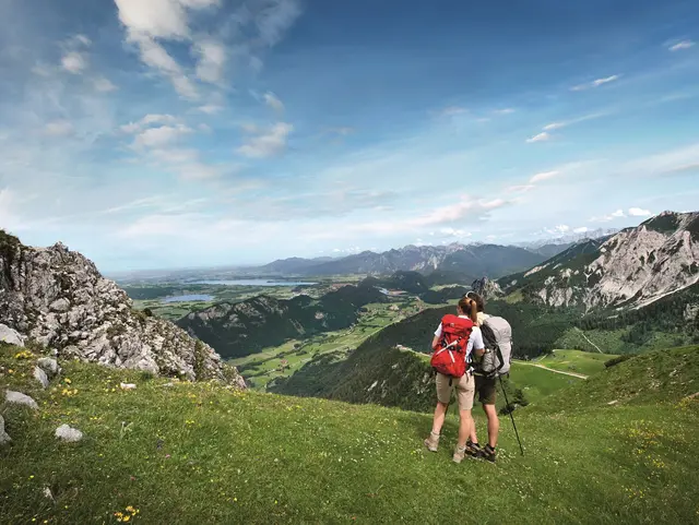 Paar beim Wandern in den Allgäuer Alpen mit Panoramablick