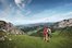 Paar beim Wandern in den Allgäuer Alpen mit Panoramablick