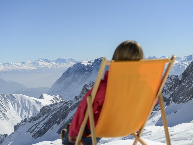 Panoramablick im Liegestuhl auf die Bergwelt