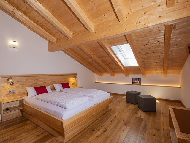 Schlafzimmer mit regionalen Schreinermöbeln