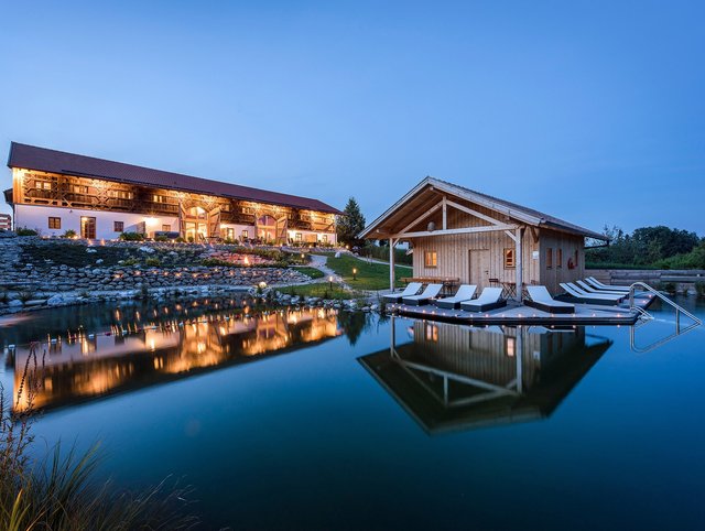 Naturbadeteich auf dem Ferienhof Staller in Seeon-Seebruck Oberbayern