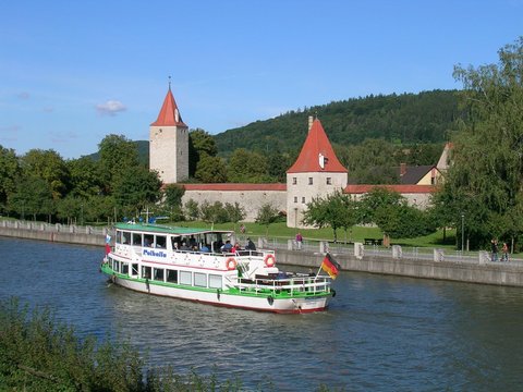 Schifffahrt Main-Donau-Kanal bei Berching im Bayerischen Jura