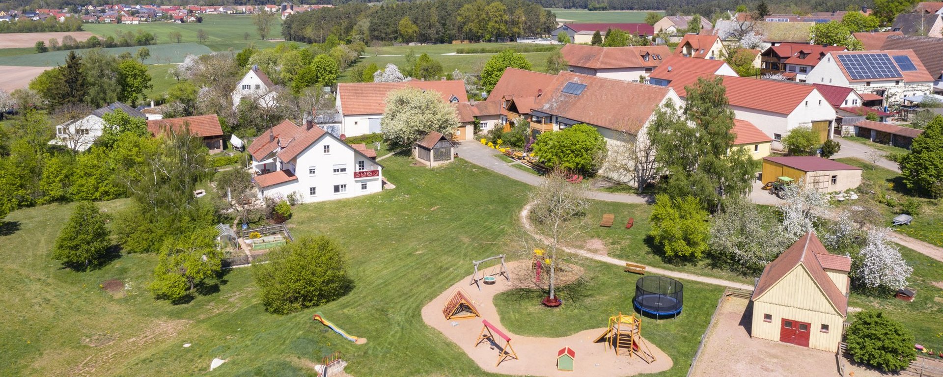 Hofansicht Luftaufnahme des Kinder-Ferienhof Burmann in Haundorf Romantisches Franken.
